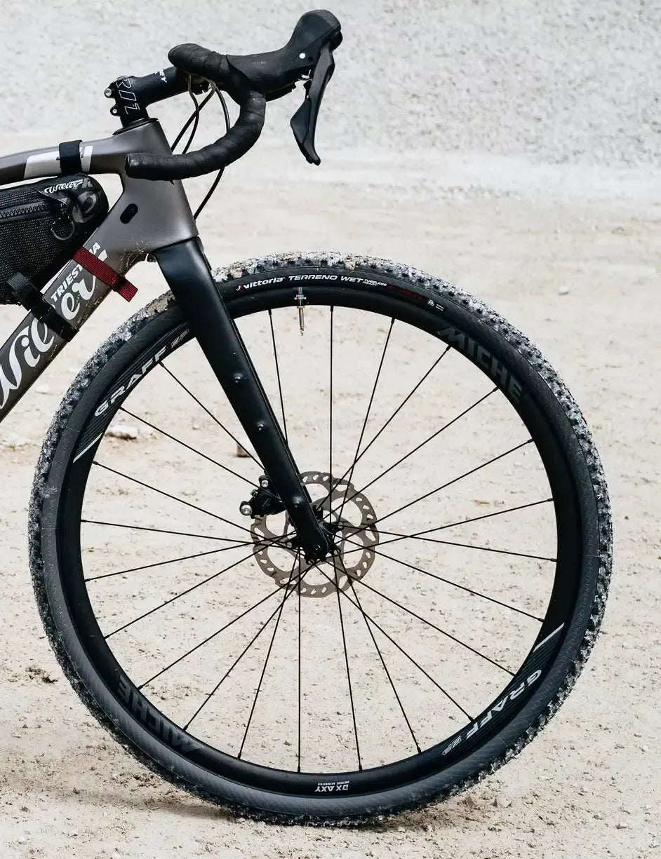 jena gravel bike Wilier GRX 11S 2025 – Chain Driven Cycles Size:Small (6-8) Bambus Hocker mit Aufbewahrung Fight Shorts fits entirely in the